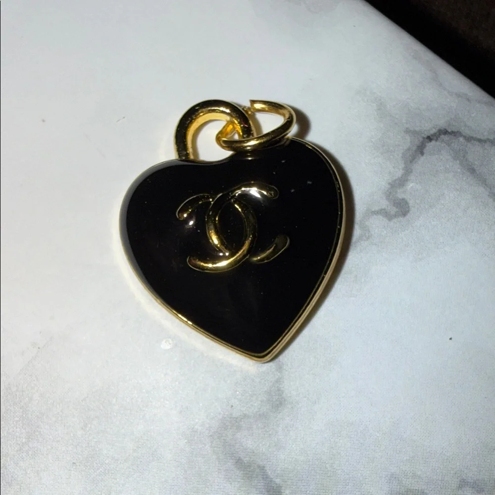 CHANEL Black and Gold Heart charms - Picture 5 of 7